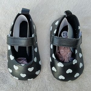 New Infant Crib Shoes Black with White Hearts